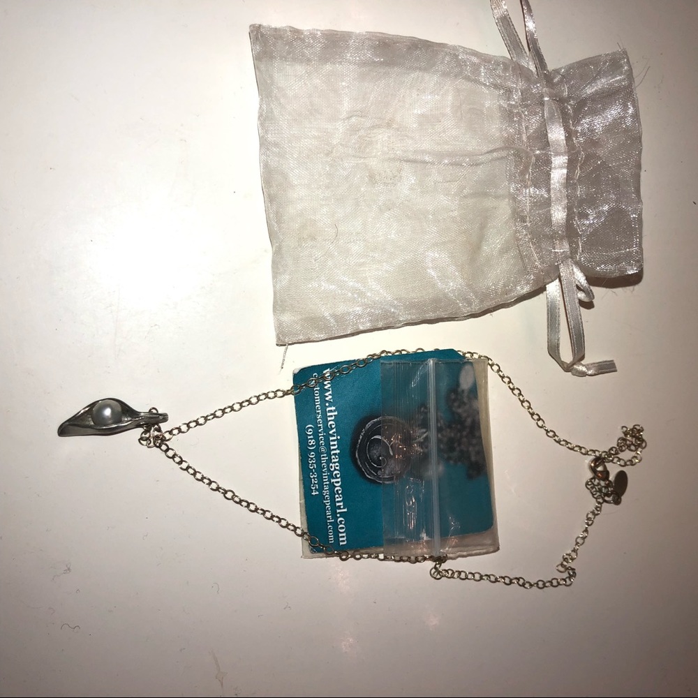 The Vintage Pearl “pea in a pod” necklace, NEW